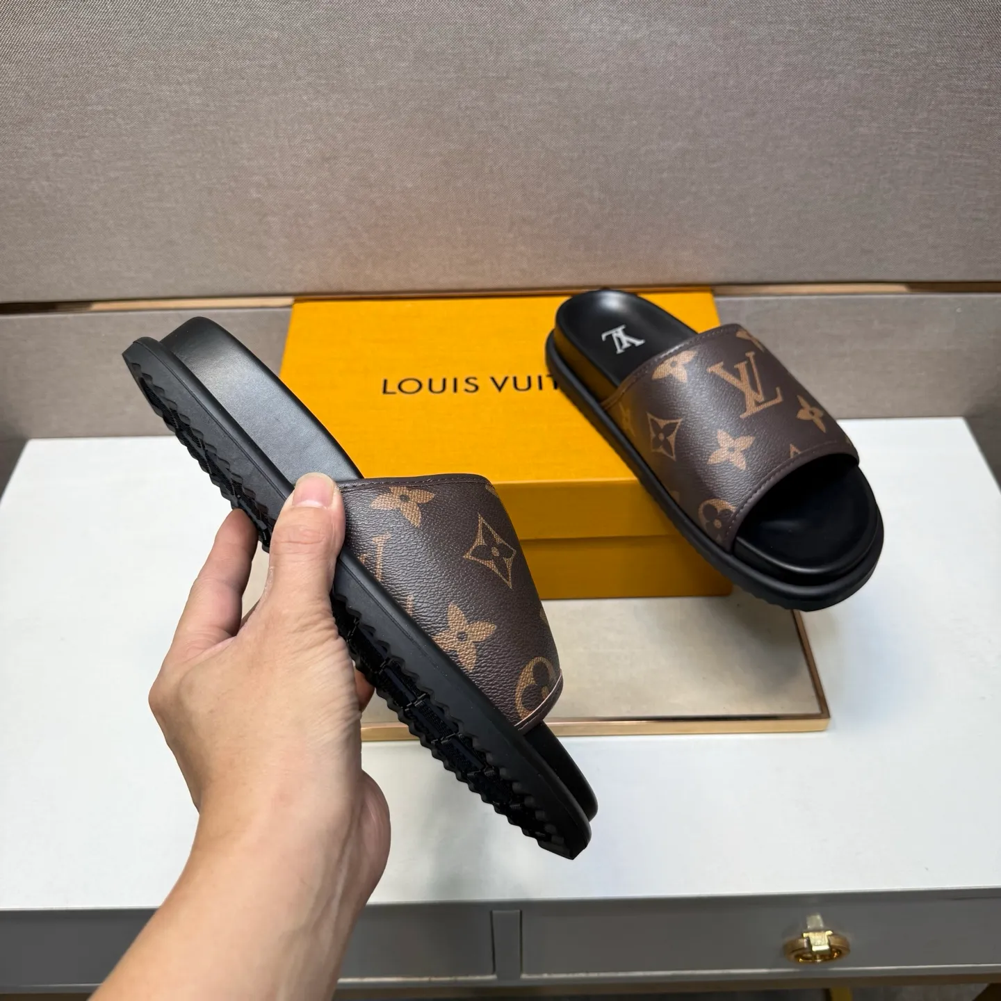 ⬛️Men's shoes 💰p320 [LV～] Men's casual slippers 2025z cabinet sales simultaneously 🔶Size: 38-44 #️⃣ 🔷3 colors🔜The upper is made of multi-material splicing ➕Genuine leather lining, comfortable and breathable, sole: original comfortable and wear-resistant outsole, ⚠️real thing📱photographed🎬real thing is better📢📢📢